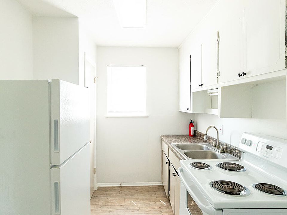 Kitchen (1) Kitchen (1)