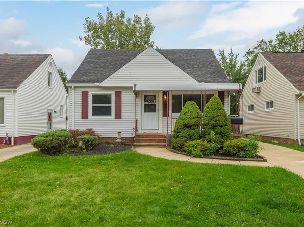 2711 Center Dr, Parma, OH 44134