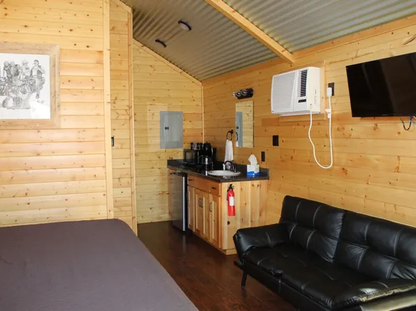 299 Willow Springs Dr, Pipe Creek, TX