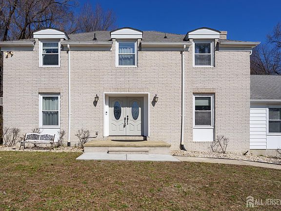 3rd image of 304 Schoolhouse Rd