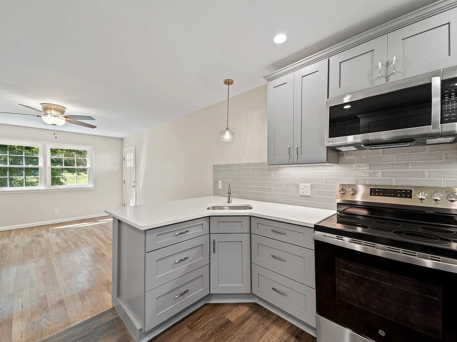 1421 Ardmore Dr — Photo 3