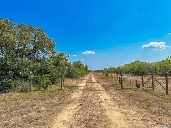 1126 CR 422A, Pleasanton, TX 78064