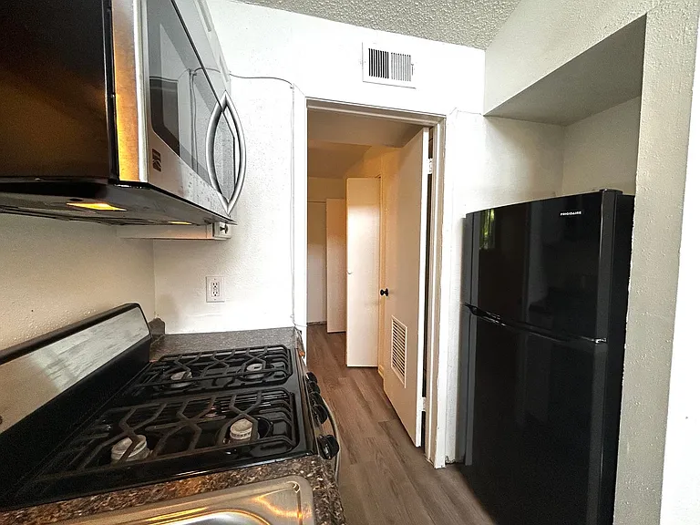 1010 W 23rd St #13 — Photo 9