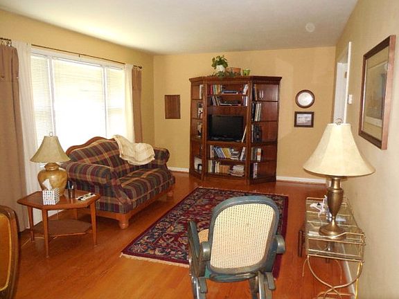 3rd image of 105 Lakemont Ct