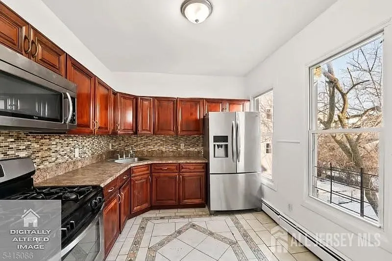 3 bed, 1.0 bath, $2,050 — Photo 3