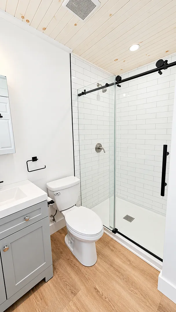 Upper Level Duplex-Long Term Rental $2000 per month + $75 monthly water charge — Photo 4