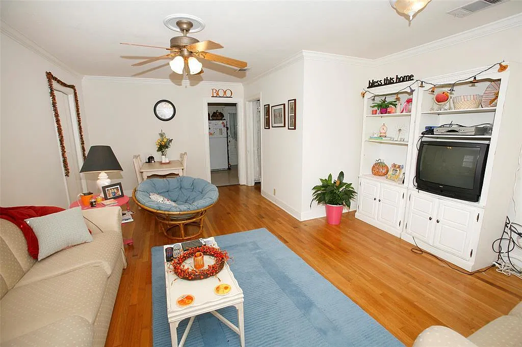 4 bed, 2.0 bath, 1660 sqft, $4,000 — Photo 2