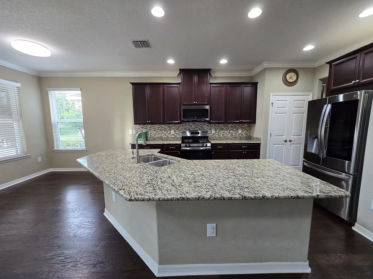 4 bed, 3.5 bath, 2612 sqft, $3,000 — Photo 3