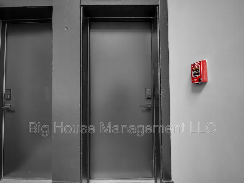 2 bed, 1.0 bath, 820 sqft, $1,550 — Photo 2