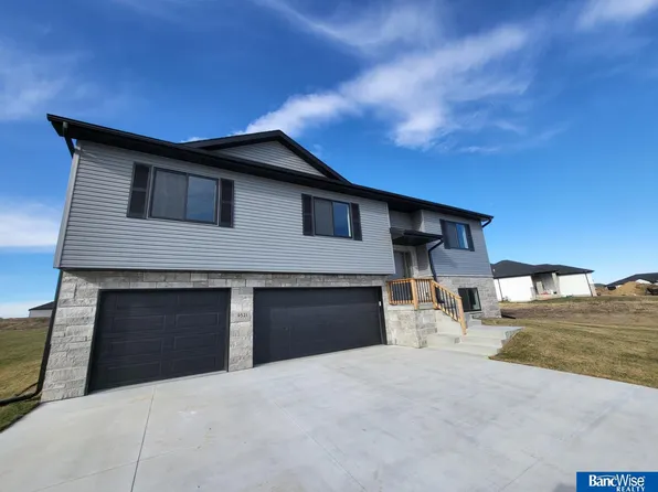 9521 Dalton Dr, Lincoln, NE 68516