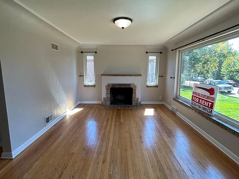 1060 S Cook St — Photo 3