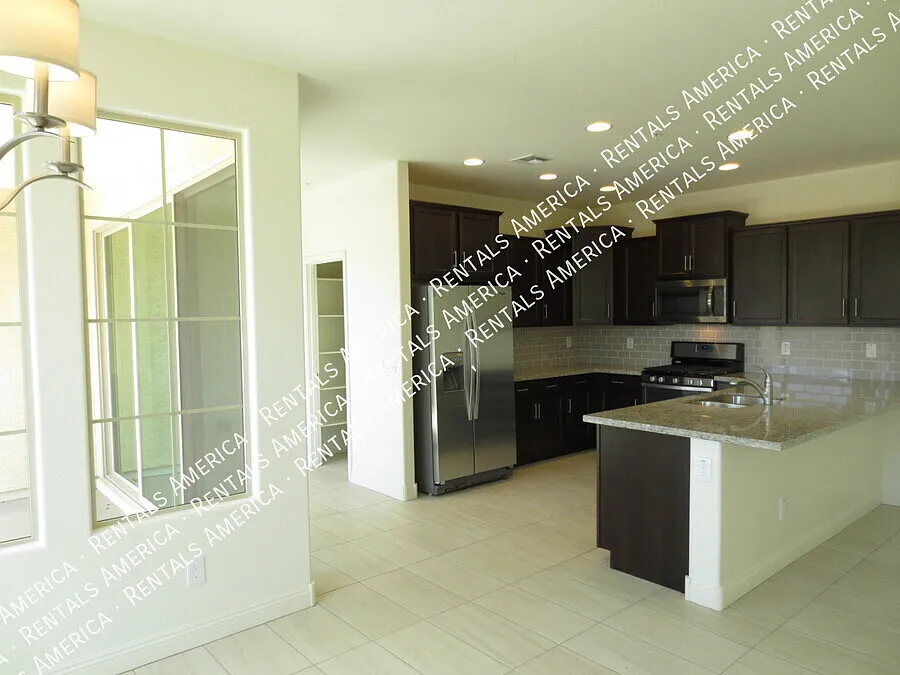 Beautiful 3 Bedrm 2.5 Bath w 3 Car Garage in N/E Buckeye! — Photo 4
