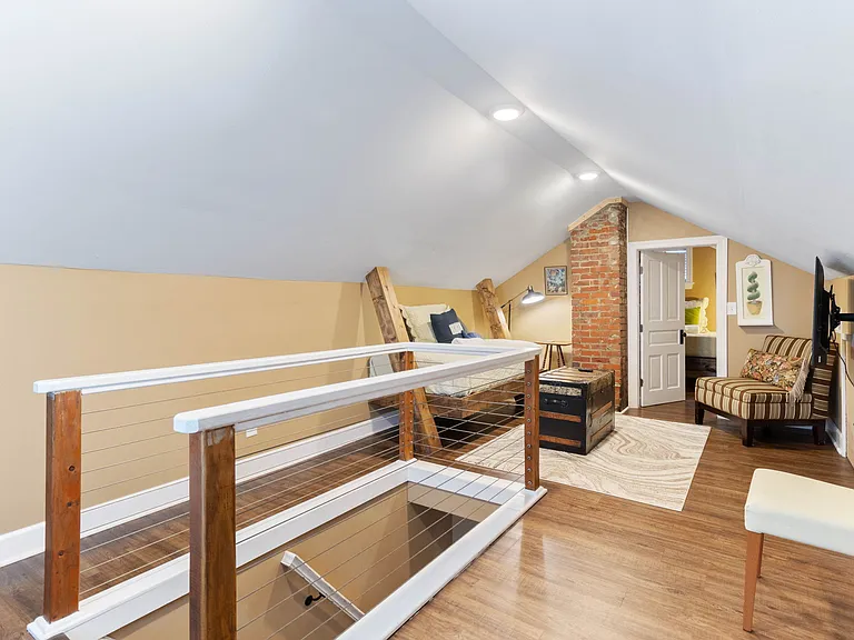 Landon's Room in the walk-up attic at Hunsucker's Place features two twin memory foam beds, a Smart TV, and a cozy ambiance. This charming space offers comfort and privacy, all just minutes from Downtown Greensboro and Cone Health Hospital.