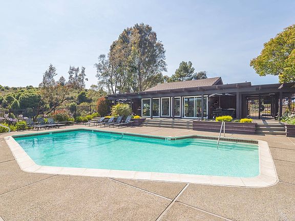 Resort Style Pool | Summit at Sausalito | Luxury Apartments at Sausalito