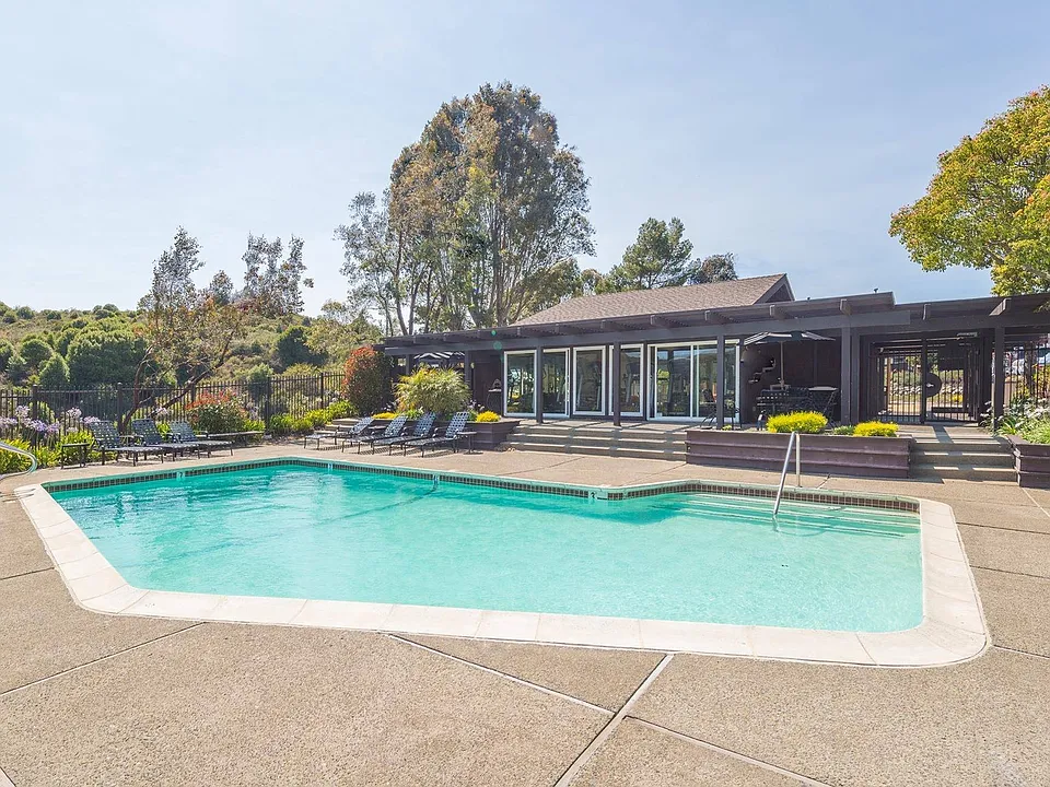 Resort Style Pool | Summit at Sausalito | Luxury Apartments at Sausalito