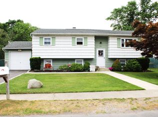 560 Centerwood St, West Babylon, NY 11704