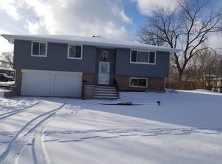 200 Carver Ln, Schaumburg, IL 60193