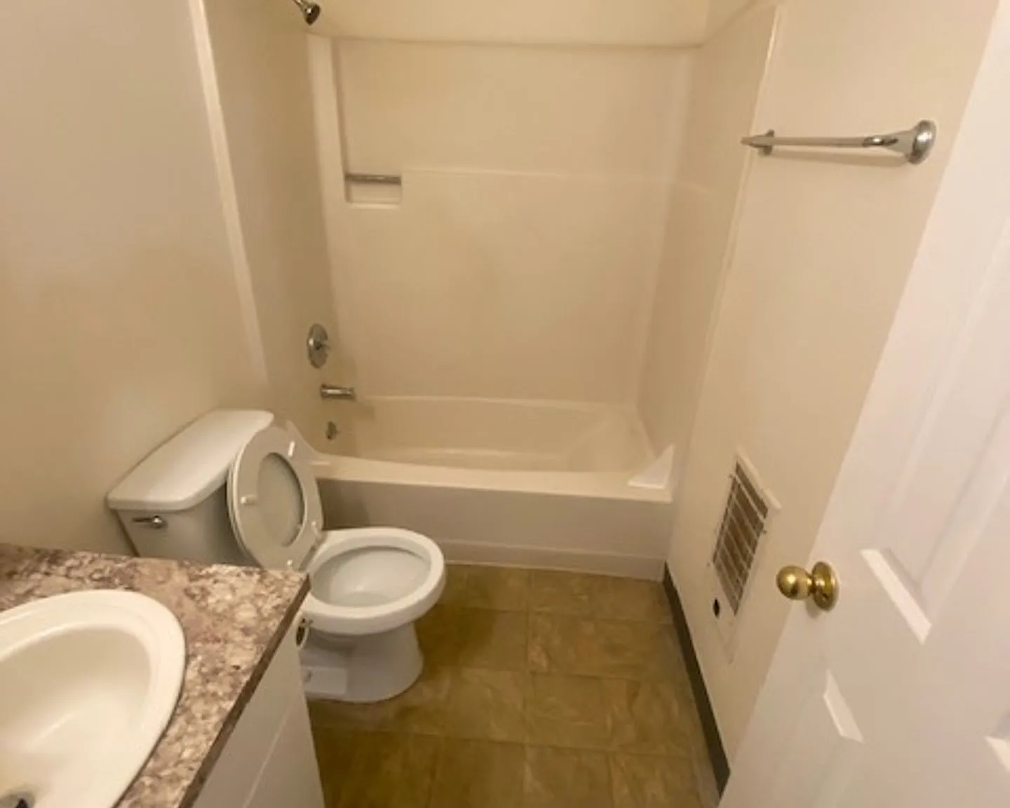 Exceptional 2 bed 1 bath apartment home located in a quiet, comfortable and friendly community. — Photo 2