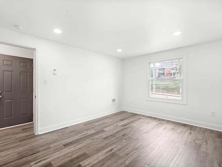 1681 Suburban Avenue — Photo 11