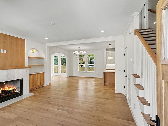 4th image of 128 41st Ave N