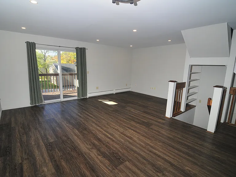 14 Stonehedge Dr — Photo 3