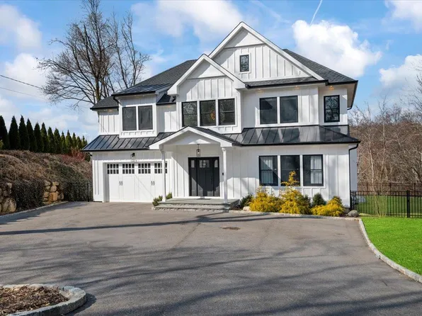 11 Harborview Avenue, Greenlawn, NY 11740