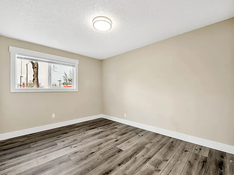 Cape Lee Apartments 2 & 3 Bedroom 1 Bathroom units — Photo 15