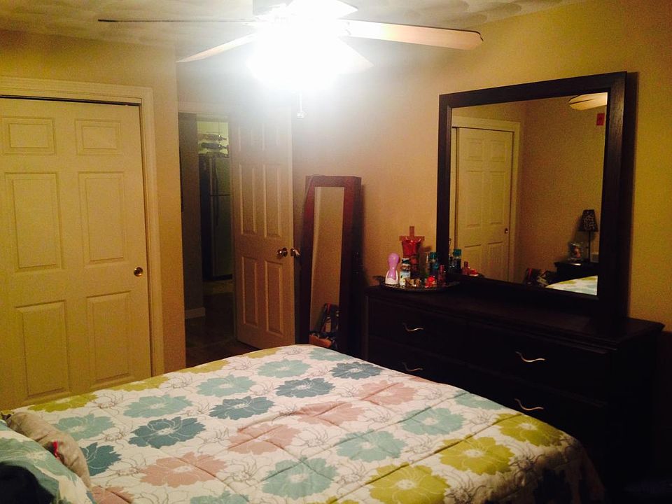 Bedroom with large closet and celing fan