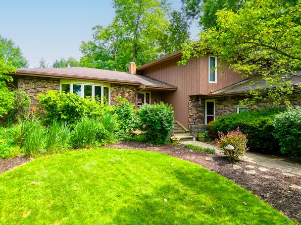 4N929 W Mary Dr, St Charles, IL 60175