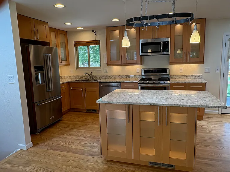 island is great for little eating nook and open, great for entertaining
