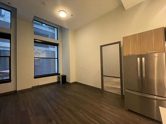 3rd image of 37 S Lasalle St #101