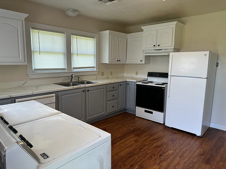 813 Lincoln St — Photo 3