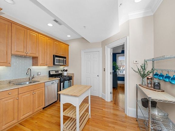 3rd image of 8 Parker Rd APT 5