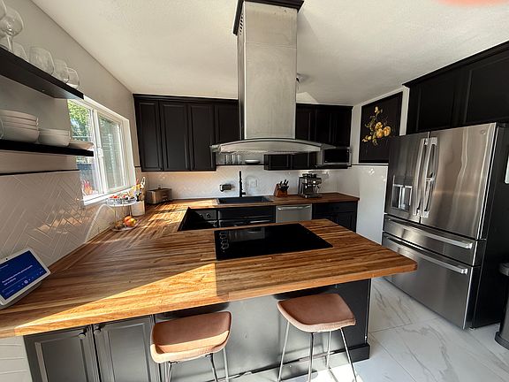 Bright and beautiful modern kitchen with breakfast bar.