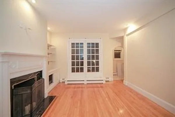 5 bed, 2452 sqft, $5,000 — Photo 2