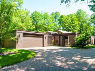 60 Lincolnshire Dr, Lincolnshire, IL