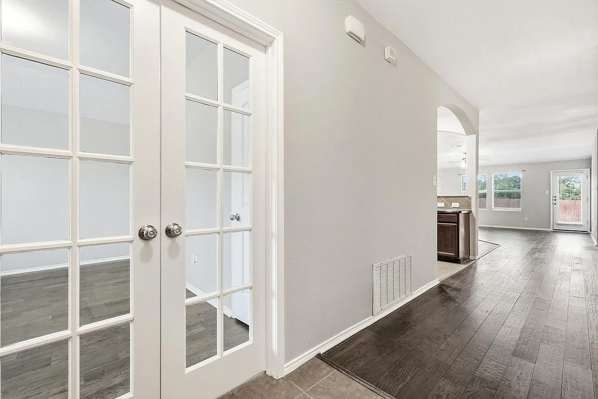 3 bed, 2.0 bath, 1740 sqft, $1,900 — Photo 4