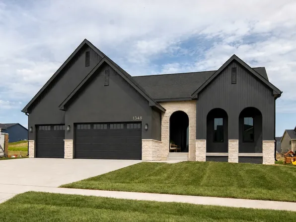 1348 S Auburn Pl, West Des Moines, IA 50266