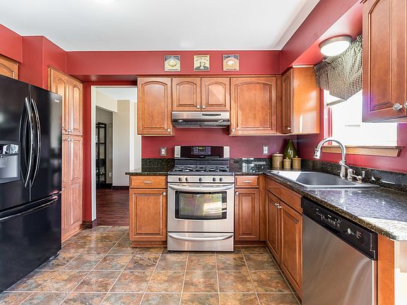 3rd image of 223 Dawson Ct