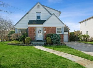 52 Baxter Ave, New Hyde Park, NY 11040