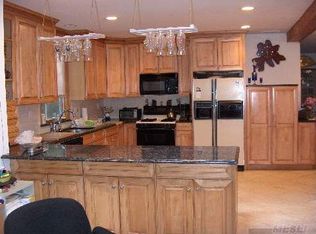 9 Forest Ln, Great Neck, NY 11024