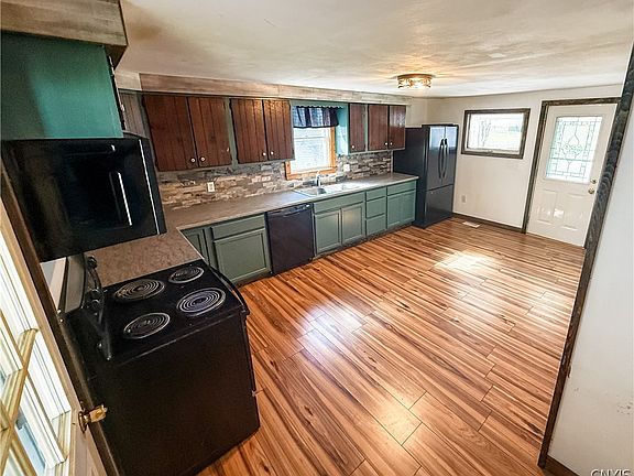 4th image of 976 Mill St