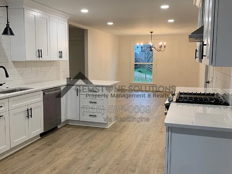 217 Oxford Dr — Photo 4