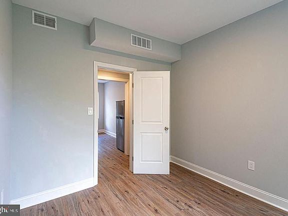 5th image of 2037 Mount Vernon St #1F
