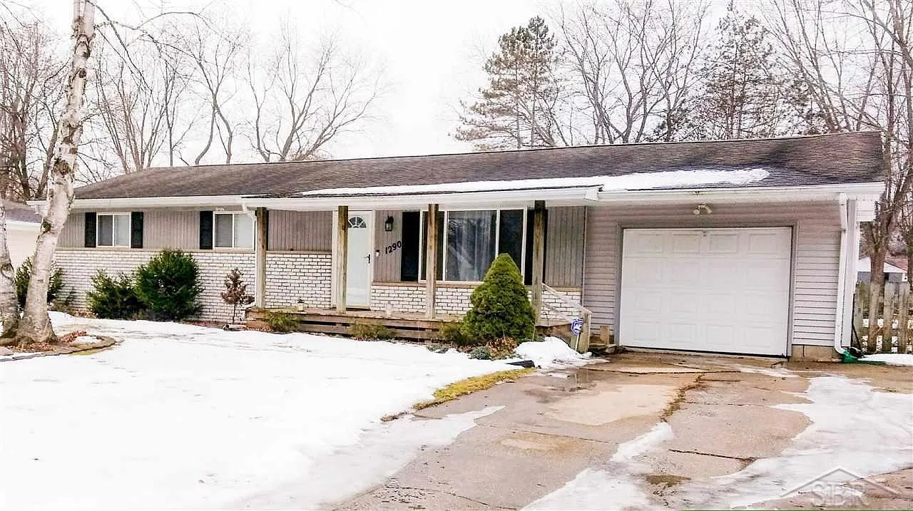1290 Pius St photo 1