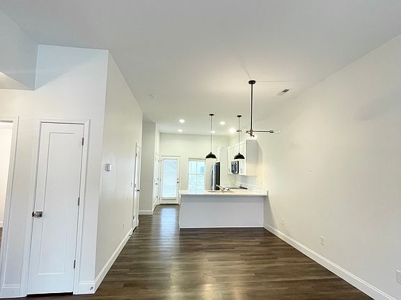 3rd image of 102 Lakeside Dr