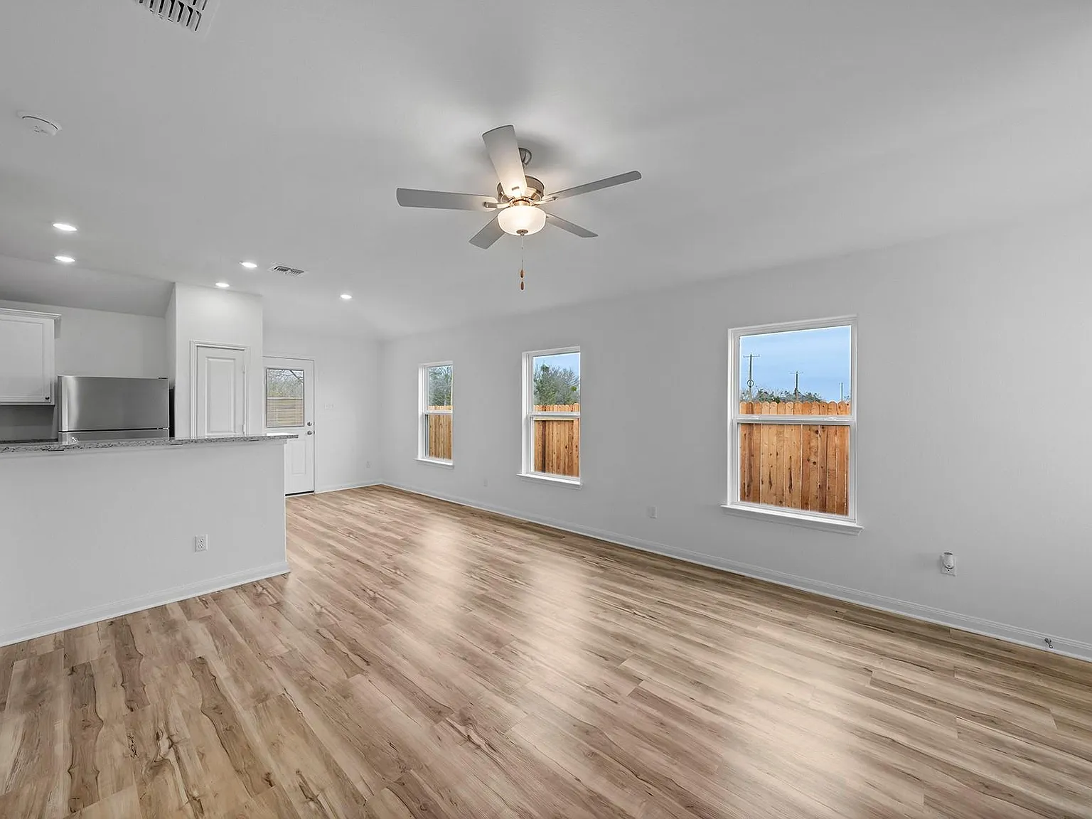 3 bed, 2.0 bath, 1076 sqft, $2,085 — Photo 2