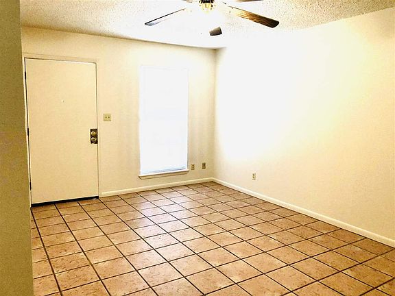 3rd image of 821 Pine Ln