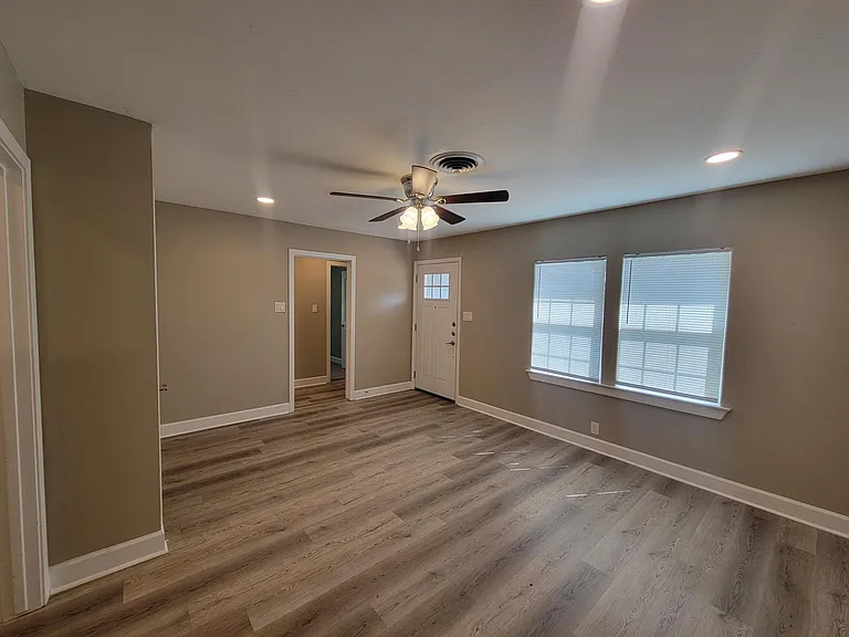 1504 Bowie Dr — Photo 3