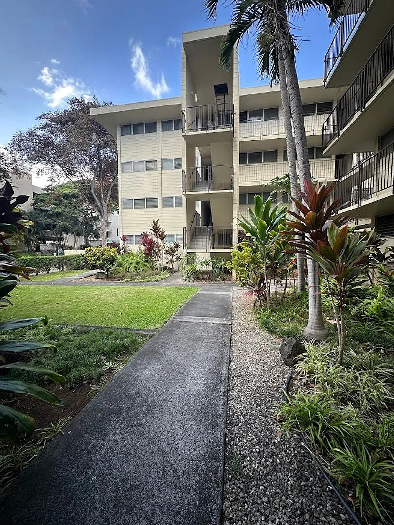 The Continental 2 bedroom, 1 bath, 1 assigned parking stalls, incl water and sewer, very convenie... — Photo 2